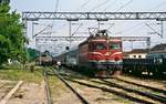Im Juni 2000 fährt die 441-326 mit einem Schnellzug im Bahnhof Velika Plana ein.