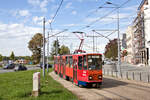 Der Fahrplan kennt nur die Linie 11. Das Fahrzueg ist aber mit einem Schild der LInie 10 beklebt. Warum nicht. Hier erreicht Fahrzeug-Nr. 2250 auf der Linie 11 Blok 45 – Novi Beograd – Kalemegdan gleich die Haltestelle Brankov most. 
