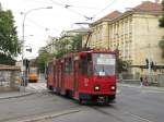 KT4YU 235 in der Cara Dusana in der Nhe der Endstelle Kalamegdan/Beko.Beachtenswert ist auch,wie das fehlende Sonnenrollo der Windschutzscheibe durch aufgeklebtes Zeitungspapier ersetzt