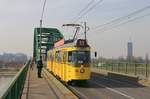 Belgrad Tw 2705, Anfang 2016 von der BLT uebernommen laeuft noch in seiner Sonderlackierung. Am 27.02.2017 quert der Wagen die Save von Novi Beograd kommend.