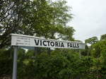 Das Stationsschild von Victoria Falls mit Entfernungsangaben am 12.12.2014. Als einiziges Ziel im Personenverkehr wird Bulawayo bedient. Die Fahrt nach Kapstadt ist theoretisch mit mehrmaligem Umsteigen möglich. Die Hafenstadt Beira in Mosambik verfügt über keinen Personenverkehr, dürfte aber Ziel zahlreicher Güterzüge sein.