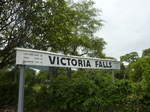 Das Stationsschild von Victoria Falls mit Entfernungsangaben am 12.12.2014.