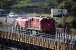 Eine Diesellok der Zambia Railways bringt am 28.08.2017 einen einzelnen Güterwagen aus Simbabwe nach Sambia. Die Victoria Falls Bridge über den Zambezi bildet die Grenze zwischen den beiden Ländern.