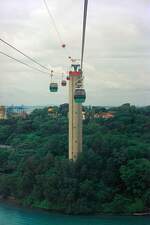 Stützturm 2 der Singapore Cable Car MFLG Mount Faber-Linie, Tragseilhöhe 88 m über dem Meer. Bild vom 08.Mai 2002. (Fotoscan)