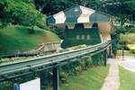 SDC Sentosa Monorail Fort Siloso Station 3 am 08.Mai 2002. Die Schiene im Bild führt zur Cable Car Station 4. Das Stationsgebäude ist heute als Surrender Chambers in Verwendung, an die Monorail erinnert hier sonst nichts mehr. (Fotoscan)