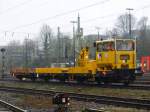 Ein SKL schiebt am 08.04.2010 zwei Wagen bei Nieselregen durch ...