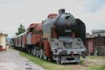 Ein Museum Zug entsteht, knnte man dieses Bild nennen. Am 31.05.2005 war
die slowakische Dampflok 464001 in Wiederaufarbeitung.Ohne Kuppelstangen
traf ich sie in Grundierlackierung im Depot Prievidza an. Dieser sicher nicht
noch lange andauernde Zustand war mir vor Ort mehrere Aufnahmen wert. 