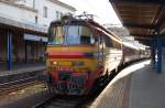 240 114-9 der SSK (Eisenbahngesellschaft der Slowakei) mit einem Personenzug bei der Bahnsteig 2 in Bratislava hl.