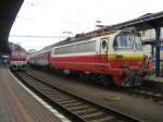 Gerade eingefahren ist 240 022 mit einen Personenzug am Haken.Bratislava 31.07.2014.