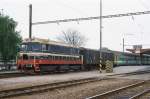 Diesellok 721110 hat am 2.5.03 einen Zug im Bahnhof Kosice bereit gestellt.