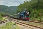 Anlsslich der Kindertage in Vrtky, fhrt  Papagei  477 013 als Os 31217 von Vrtky nach Kremnica, hier bei der Einfahrt in Kremnica. 
2.6.2012