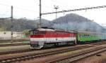 Die 750 273-5 fhrt mit Regionalzug Os 6215 Zvolen os. st./Altsohl Persbf. (14:42) – Lučenec/Losontz – Fiľakovo/Fileck (16:21) ab. Nchster Halt: Zvolen nkl. st./Altsohl Gbf.; 18.04.2011