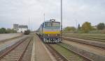 750 183-6 mit Regionalzug Os 5005 Nov Zmky/Neuhusel (14:48) – Nitra/Neutra – Topoľčany – Prievidza/Priwitz (17:51) fhrt in den Knotenbahnhof Luianky ein; 28.10.2012