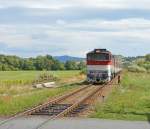 750 181-0 mit Regionalzug Os 6216 Fiľakovo/Fileck (13:01) – Lučenec/Lizenz – Zvolen os. st./Altsohl Persbf. (14:40) vor Bereich des Haltepunktes Detva (14:10); 01.09.2013