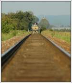 Hitzeflimmern: Das Foto zeigt den EuRegio ER 2537  Istropolitan  von Bratislava hl.st. nach Wien Sdbahnhof-Ostseite am 25.8.2007 auf der Hhe der Haltestelle Glinzendorf im Marchfeld. Keine Angst Leute, ich bin kein Selbstmrder, der Zug war noch ca. 30 Sekunden von mir entfernt.