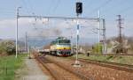 754 055-2 der ZSSK (Eisenbahngesellschaft der Slowakei) am 18.04.2011 mit Fernzug 811 „Horehronec“ („Der Obergraner“).