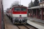 Fernzug R 1931 Bodva („Flu Bodwa“) Zvolen os. st./Altsohl Persbf. – Koice/Kaschau haltet in Bahnhof Lučenec/Losontz (Slowakei). Hier die „Taucherbrille“ 754-004 mit Regionalzug Os 6210 in Gegenrichtung Lučenec – Zvolen os. st.; 19.11.2011 