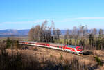 Ein schöner Morgenschnellzug mit einer schönen neulackierten 757-er im Bogen nach dem Viadukt auf dem Wasser in Horná Štubna.