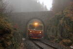 Dichter Nebel am Kamm des Erzgebirges auf der böhmischen Seite. Hier an einer alten Steinbogenbrücke zwischen Nejdek und Pernink. Aufgenommen am 03.02.2024 mit der slowakischen  Brotbüchse  810 391