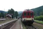 Zugkreuzung und Umsteigen am 1.6.2005 im Grenzbahnhof Vlarsky Prusmyk auf tschechischer Seite.