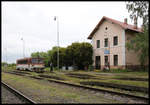 Kurze Pause für den Triebfahrzeug Führer auf dem Bahnsteig im Kreuzungsbahnhof Mana. Am 16.5.2019 wartete er um 14.42 Uhr auf die Ankunft des Gegenzuges aus Nove Zamky.