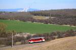 Personenzüge auf der Linie 150 werden von Triebwagen 812 begleitet.
Die 812 050 (Triebwagen lackiert nach dem neuesten Farbschema der ZSSK) ist auf dem Weg nach Levice zwischen Beša und Jesenské údolie. Im Hintergrund ist das Kernkraftwerk Mochovce zu sehen.
Beša, 12.03.2023.