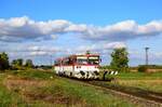 Die 812 058 ist am Weg aus Bratislava Hl.St. nach Komárno (Komárom) zwischen Okoč (Ekecs) und Velky Meder (Nagymegyer).
23.10.2023. 