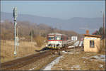 Der Triebzug 913 030 + 813 030 verlässt gerade den Bahnhof Mníšek nad Hnilcom.