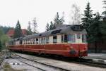 850039 steht gekuppelt mit 850042 am 3.5.2003 um 18.00 Uhr abfahrbereit   im Bahnhof Tatranska Lomnica.