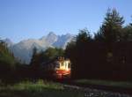 In Hhe des Haltepunktes  Eurocamp  fhrt Zug 8404 mit VT 850039 am 
4.6.2003 auf dem Weg nach Studeny Potok in die Morgensonne. Im Hintergrund
ist die Lomnitzer Spitze, der zweit hchste Berg der Hohen Tatra, zu sehen.