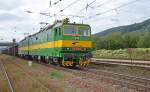 131 018-4 + 131 017-6 fährt mit einem schweren Güterzug aus Knotenbahnhof Žilina/Sillein in Richtung Ost; 22.09.2012