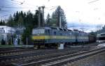 Strba am Fu der Hohen Tatra ist ein sehr interessanter Bahnhof.
Im oberen Teil, innen im Bahnhof Gebude, welches man hier rechts sehen kann,
befindet sich die Talstation der Zahnradbahn. Unten, quasi auf Ebene  Null  
liegt der Bahnhof. Dieser zieht sich in weitem Bogen durch zwei lang gestreckte Kurven. An den Zufahrten und auch von der Bschung von oben herab kann man den Bahnhof wunderbar einsehen und hat viele Mglichkeiten, sich einen Fotopunkt zu suchen.
Diese Aufnahme entstand in der stlichen Ausfahrt. Am 2.5.2003 fhrt hier gerade 131034 mit einem Kohlezug in Richtung Kosice durch.