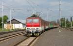 163 110-0 ZSSK mit Regionalzug Os 7808 Koice/Kaschau – Ruomberok/Rosenberg (185 km) fhrt in den Bahnhof Poprad-Tatry/Deutschendorf ein; 30.05.2012 