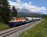 Die 183 032 beförderte am 24. Juni 2022 einen Zementzug von Poprad kommend in Richtung Žilina und wurde von mir vor der beeindruckenden Klulisse der hohen Tatra kurz hinter dem Bahnhof Štrba fotografiert.