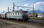 Am 1.5.2003 rollt Elektrolok 183012 mit einem Gterzug aus Richtung Strbra  kommend vor der Kulisse der Bergspitzen der Hohen Tatra um 16.20 Uhr in den   Bahnhof Poprad Tatry.
