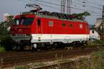 350 013-9 in Kosice am 21.7.2017 fährt vom Bahnhof in Richtung Süden davon. In der Früh kann man hier bei einer Brücke toll fotografieren.