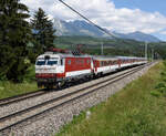 Die slowakische Zweisystemlok 350 007  Gorilla  traktionierte am Vormittag des 24. Juni 2022 den IC 522 von Košice nach Bratislava hl. st., und wurde von mir vor der Kulisse der hohen Tatra unweit des Bahnhofs Strba bildlich festgehalten.