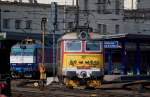 Die ehemalige  Tschechoslowakei  im Bahnbild wieder vereint: ZSR 350 020 vor dem Intercity 405  Tatran  nach Kosice und CD 242 209 macht sich bereit, um den R 831 nach Bansk Bystrica zu bernehmen.