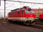 ZSSK 350 020-4 im Hauptbahnhof Prag am 10. 2. 2014. Ein Bild von dem Ende der Bahnsteig gemacht