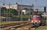 240 005-9 posiert vor dem mächtigen Schlosss in Zvolen. (07.04.2014)