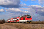 Die 263 006 mit einem Wendezug auf dem Weg nach Komárno (Komárom - Sk) kurz nach Chotín (Hetény).