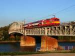 263 005 mit einem Dosto Garnitur überqueren die Waag-Brücke in Richtung Nové Zámky.
Komárno, 27.08.2014.