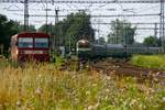 Ein grüner Triebwagen Wurm rattert von Süden her in den Bahnhof von Kosice ein.