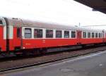 Zwischenwagen 060 049-4 der ZSSK, davon sind drei Stck im Triebzug 560 013-5 / 560 014-3 eingereiht, am 22.03.2007 in Bratislava Nova Mest.