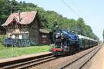 SK-ZSR 90 56 2 477 013-7, historisch angeschrieben als CSD 477 013, fährt am 16.Juni 2018 mit dem Sonderzug von Malacky zum Eisenbahnmuseum in Bratislava východ durch die Haltestelle