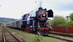 Am 17.05.2004 war der slowakische Papagei 477.013 mit einem Sonderzug auf
der Strecke Plavec - Poprad unterwegs. Hier wartet er im Bahnhof Podolinec
eine berholung durch einen Planzug ab.