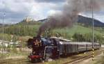 Vor dem Hintergrund der Burg in Stara Lubovna wartet am 17.5.2004  477013 mit ihrem Sonderzug auf Ausfahrt nach Poprad.