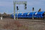 212 133-3 stellt mit einigen Rangierfahrten im Bahnhof Biberach (Ri) am 20.12.2018 entleerte, auf unterschiedlichen Gleisen stehende Schttgutwagen der Gattung Tdns zu einem Zug zusammen.