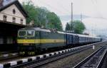 Vrutky 3.5.2003  163051 steht bei strmendem Regen mit einem langen Postzug nach Kosice   am Hausbahnsteig.