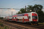 Ein vom Steuerwagen 951 009-0 geführter Wendezug zwischen Bratislava - Vinohrady und Bratislava Hlavana Stanica.